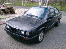 BMW E30 320i